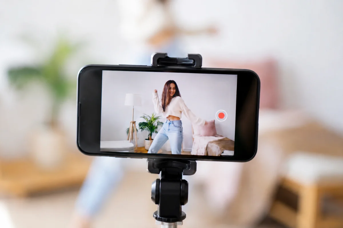 Gagner des abonnés sur TikTok : ce qui fonctionne vraiment Écran de smartphone affichant un profil TikTok avec un compteur d'abonnés en gros plan