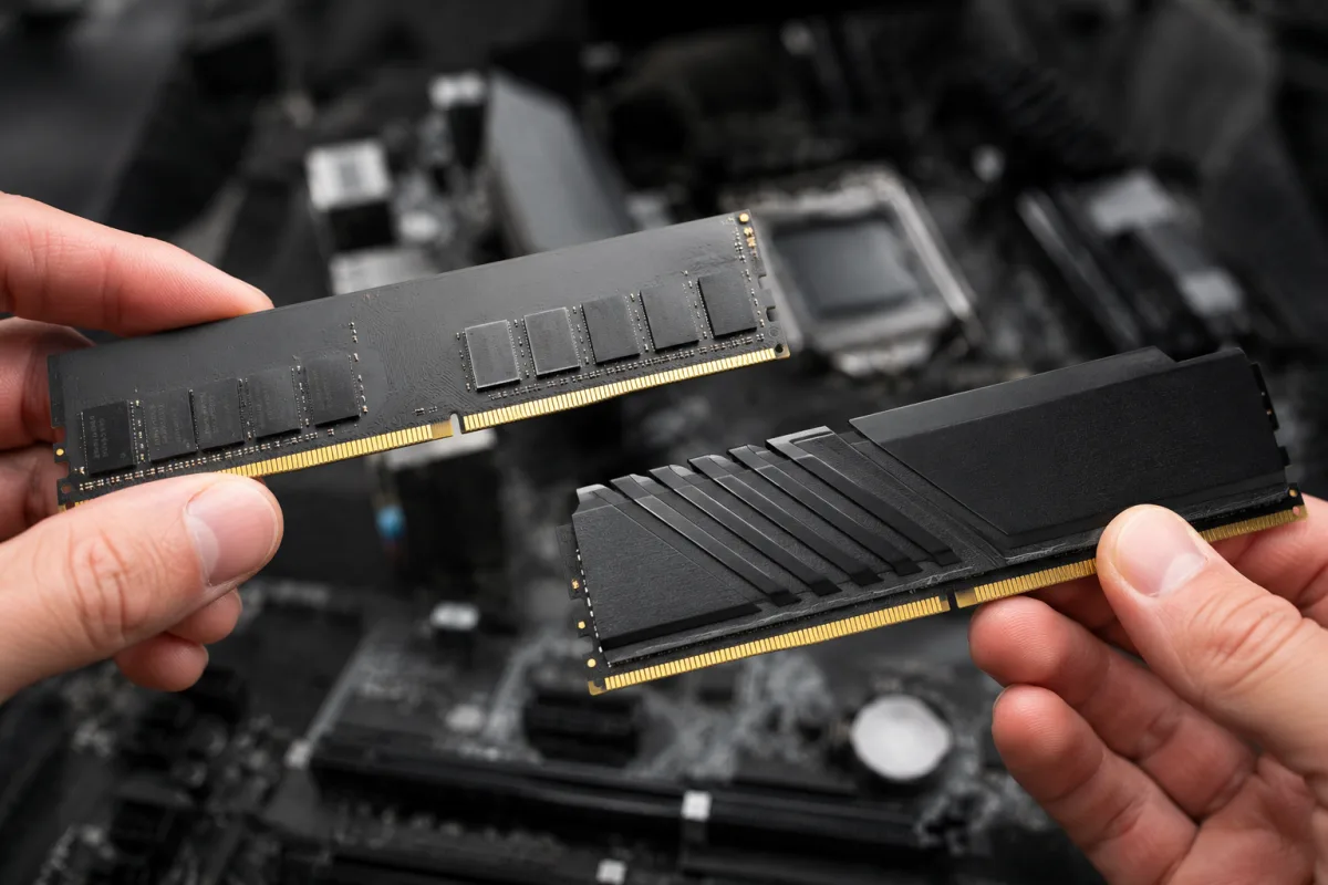Gros plan sur l'étiquette technique d'une barrette de RAM DDR5 posée sur une surface sombre