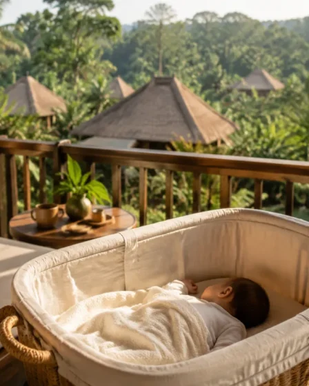 Famille avec nourrisson sous un parasol face aux rizières verdoyantes de Bali en matinée