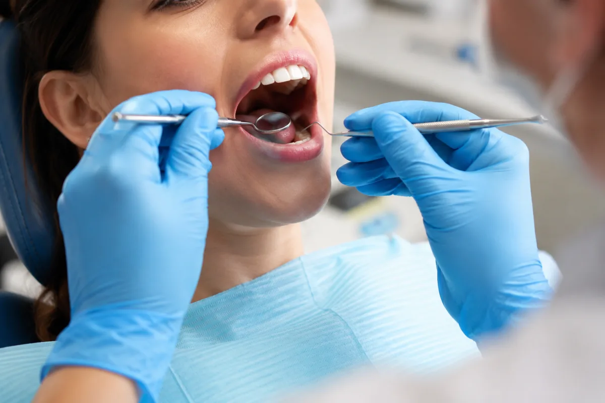 Surcomplémentaire dentaire sans plafond : pour qui c'est vraiment rentable ? Contrat de surcomplémentaire santé dentaire posé sur un bureau avec un stylo et une calculatrice à côté