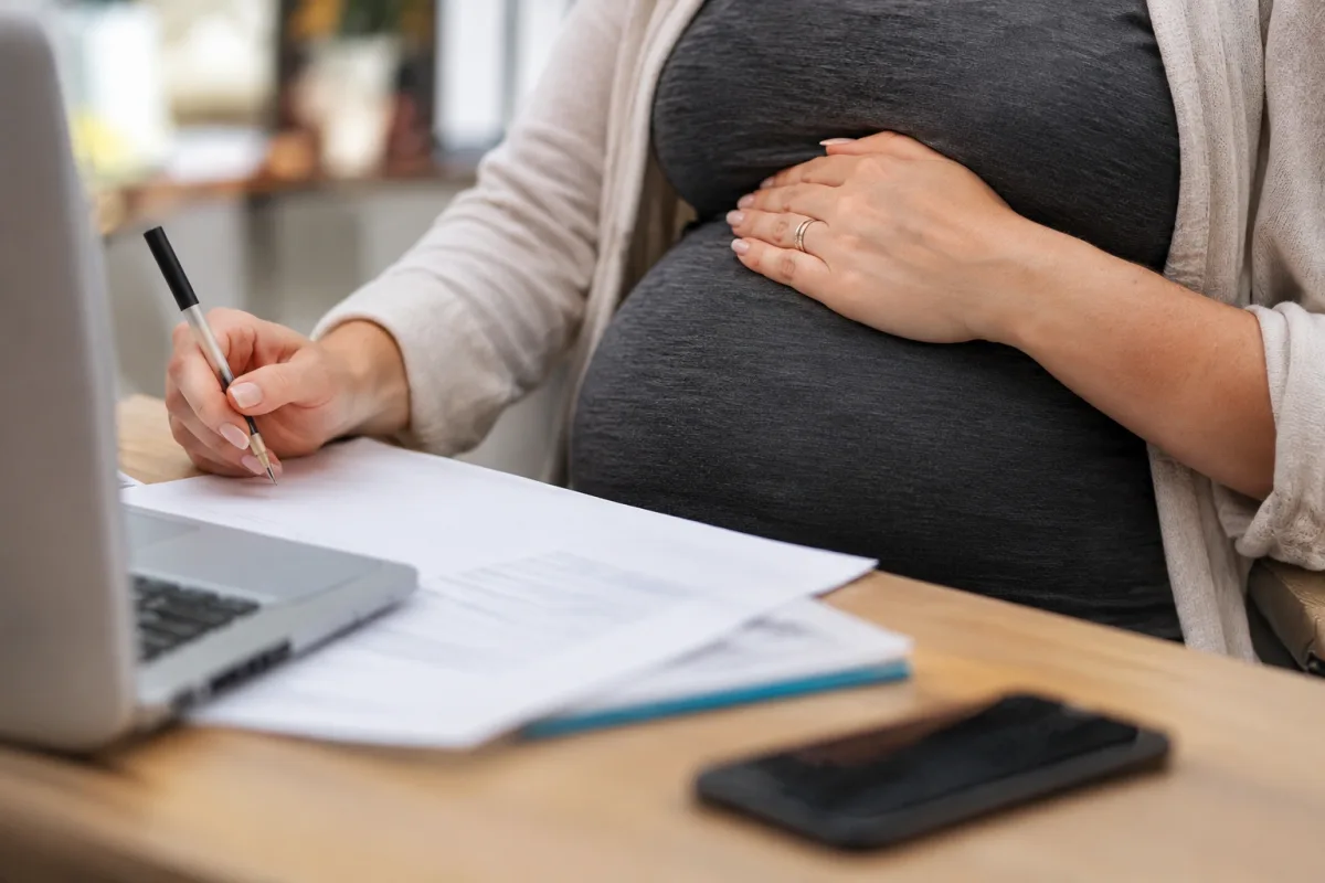 Gros plan sur les mains d'une femme tenant un stylo au-dessus d'un formulaire de prévoyance